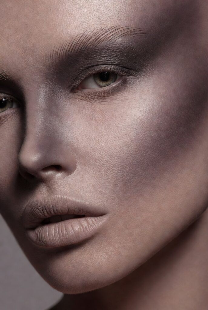20. Taupe-Gray Tint for Contouring Without Makeup
